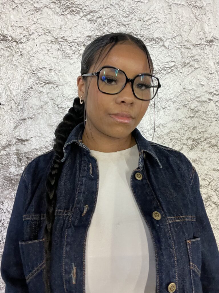 Photo de Pamela Pautrot Concepteur Desginer UI portant des lunettes à Bordeaux portfolio